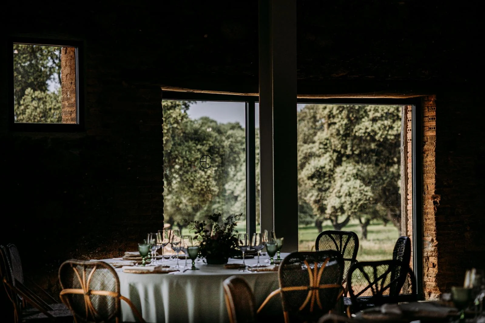 Decoración interior del Palacio Carrascalino con candelabro y elementos naturales