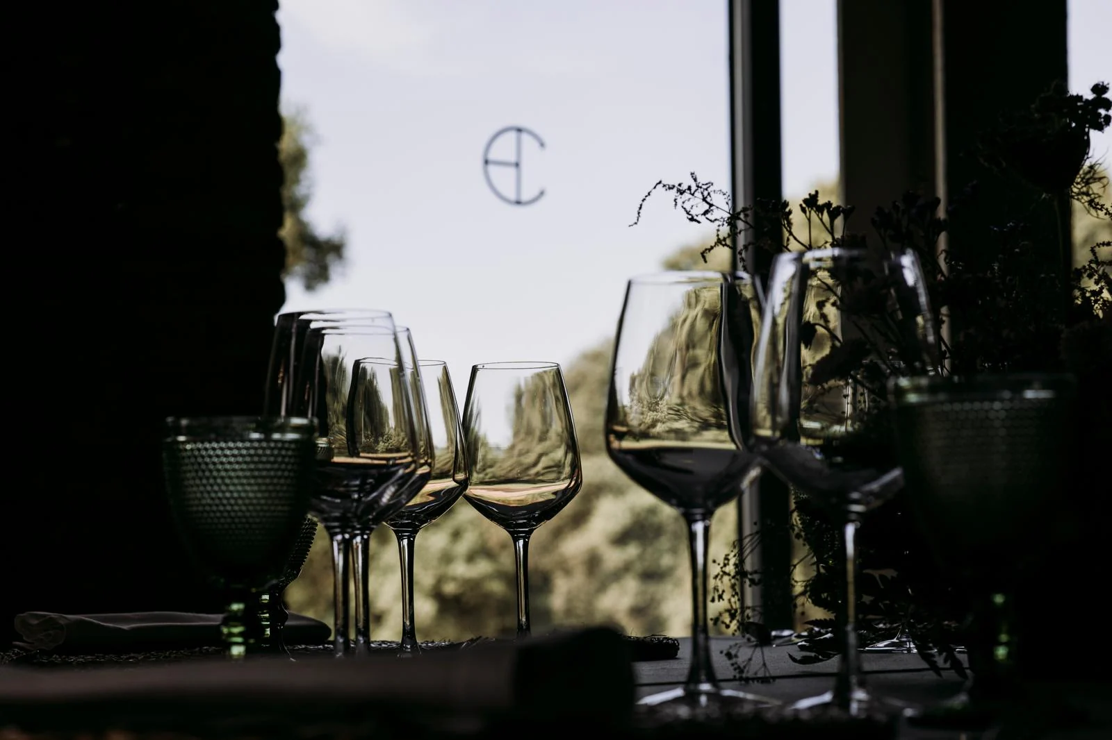 Salón preparado para una celebración con vistas a la dehesa